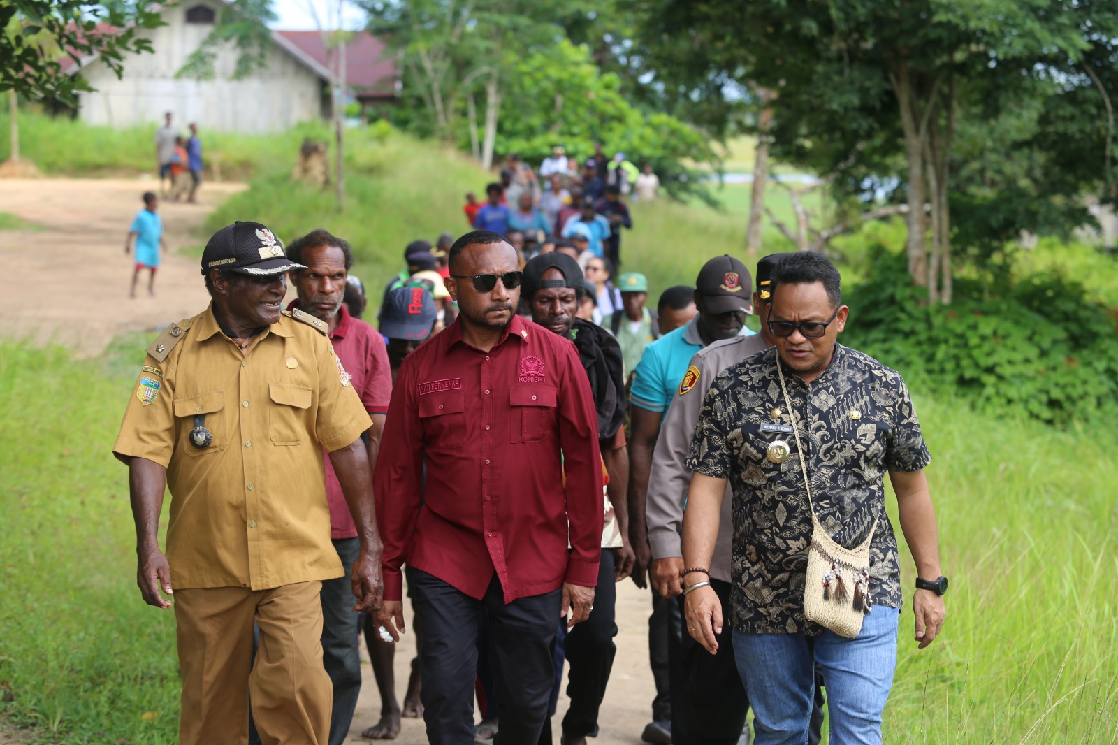 pj-bupati-mappi-dampingi-anggota-dpr-ri-yan-mandenas-kunker-ke-mappi